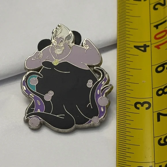 Disney Ursula, Little Mermaid, 2010 trading pin, Villians - Picture 1 of 3